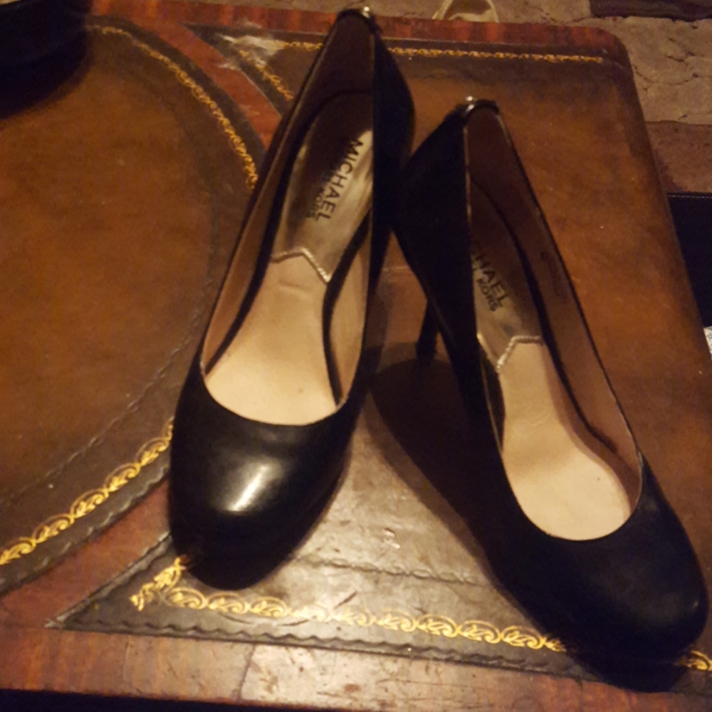Michael Kors Classic Round Toe Pump